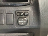 狭い駐車場で便利な電動格納ドアミラーが付いています。