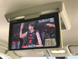 後席の乗員も楽しめるモニターを搭載。長距離ドライブや移動時間を快適に過ごせます。家族や友人と一緒に、楽しい時間を共有しましょう。