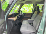 運転席からの視界は広く、運転操作もスムーズに行えます。快適な運転環境を実現しています。
