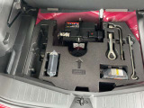 ラゲッジルーム下にエアポンプ・パンク修理剤・車載工具などがあります。