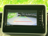 後方確認をサポートするモニター。狭い道や駐車時も安心です。ガイドライン表示で、より正確な駐車操作をアシストします。安全運転に貢献する頼もしい装備です。