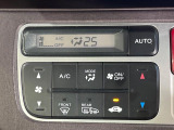 【オートエアコン】一度お好みの温度に設定すれば、車内の温度を検知し風量や温度を自動で調整。暑い&hellip;寒い&hellip;と何度もスイッチ操作をする必要はありません。快適な車内空間には必須の機能ですね♪