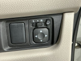 狭い駐車場で便利な電動格納ドアミラーが付いています。