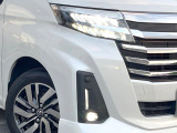 【LEDヘッドライト】悪天候や夜間走行時も良好な視界を確保し安心して運転できる高輝度LEDヘッドライトを装備!点灯速度が早く、消費電力も抑えられています。