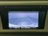 リバースギアに入れるだけで後方の表示へ切り替わります。夜間や雨の日の駐車も楽になりますよ。