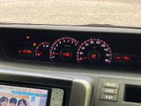 視認性の高いメーターパネルは、運転に必要な情報をクリアに表示。運転状況を一目で把握でき、安全運転をサポートします。