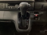 CVT車のセレクトレバーです。低速から高速まで、変速ショックのないスムーズな走りを実現するとともに、エンジン効率のよい領域を維持することで燃費にも貢献します。