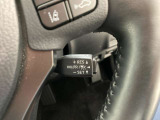 前方の車との車間を設定し、スピードを上げたり緩めたりを自動で行ってくれる追尾式の「レーダークルーズ」。上級装備の一つです!高級車にしかつかない嬉しい機能です。