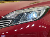 【LEDヘッドライト】悪天候や夜間走行時も良好な視界を確保し安心して運転できる高輝度LEDヘッドライトを装備!点灯速度が早く、消費電力も抑えられています。