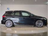 【BMWの伝統-3】BMWのお車は、&ldquo;駆け抜ける歓び&rdquo;を体現しております。走行の安定性とコーナリングの良さを追求し、思い通りにハンドルの操作可能です。