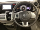 【ハンドル】運転にかかわる様々な操作を安全に行えるように視点移動が少なく操作性に配慮されたスイッチ類が凝縮されたコックピットです。