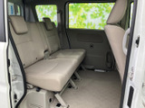 3列目シートも広々としており、大人でもゆったりとくつろげます。多人数乗車時でも快適な空間を提供します。