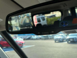 ルームミラーにバックカメラの映像が映し出されます。