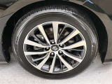 カッコイ〜純正アルミ。走っていてもこの存在感あり!!タイヤサイズは215/55R17