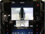 左右のサイドカメラ映像を同時に表示し、車両周囲の死角をしっかりカバー。狭い道や駐車時の接触リスクを減らし、安心して操作できる視界を確保します。