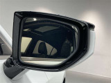 ブラインドスポットモニター(BSM)を装備しています。隣を走る車両が死角に入るとミラー内LEDインジケーターが点灯。さらに、ウィンカーを出すとインジケーターが光って点滅して注意を促してくれます。
