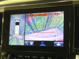 【パノラミックビューモニター】専用のカメラにより、上から見下ろしたような視点で360度クルマの周囲を確認することができます☆死角部分も確認しやすく、狭い場所での切り返しや駐車もスムーズに行えます。