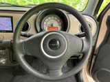 握りやすい形状で、操作性も良好。運転姿勢に合わせた快適なドライビングポジションをサポートします。
