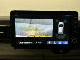 後方の距離感や障害物を、モニター越しに教えてくれる機能です。見えにくい場所を確認できる安心感が、落ち着いたハンドル操作を支えます。