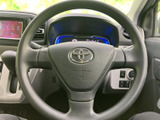 握りやすい形状で、操作性も良好。運転中の疲労を軽減し、快適なドライビングをサポートします。手に馴染むステアリングです。