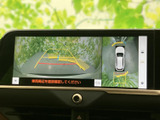 後方状況を鮮明に映し出すモニター。駐車時の安全性を高め、狭い場所でもスムーズな操作をサポートします。運転に自信がない方にもおすすめです。