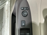 狭い駐車場で便利な電動格納ドアミラーが付いています。