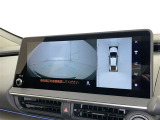 パノラミックビューモニターを装備。駐車場や交差点でクルマを真上から見るように周囲を確認できます。機能の詳細は販売店スタッフまでおたずねください。