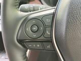 握りやすいステアリングが、運転操作をスムーズにします。オーディオ操作なども可能で、運転に集中できます。
