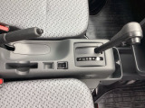 操作のしやすいフロアシフトです。