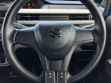握りやすいステアリングは、運転操作をスムーズにします。快適なドライビングポジションを見つけて、運転を楽しんでください。