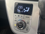 【オートエアコン】一度お好みの温度に設定すれば、車内の温度を検知し風量や温度を自動で調整。暑い&hellip;寒い&hellip;と何度もスイッチ操作をする必要はありません。快適な車内空間には必須の機能ですね♪