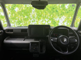 開放感のある室内空間が広がります。運転席からの視界も広く、運転に集中できます。使いやすい配置のスイッチ類も魅力です。