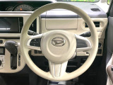 インテリアに合わせたデザインのステアリングは、運転される方のことも考え、運転しやすい形状、大きさです。是非一度、実際に触ってお確かめください。