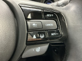 アクセルから足を離しても設定したスピードを保ち走行し、高速道路での疲労軽減に役立つクルーズコントロール、暖房が効くまでの間に手のひらをじんわり暖めてくれるステアリングヒーター付きです!