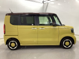 狭い駐車場でも、スライドドアならチャイルドシートへのお子さまの乗降や荷物の積載もスムーズ。とても便利な【助手席側。電動スライドドア】ドアハンドを少し引くだけでリアドアが自動開閉します。