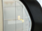 ブラインドスポットモニター装備。隣車線を走る車両を検知。ドアミラーでは確認しにくい後方、側方エリアに存在する車両や急接近してくる車両も検知しドアミラーに搭載されたLEDインジケーターが点灯します。