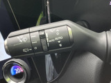 雨天時でもクリアな視界を確保。ワイパーの操作は直感的で簡単です。運転中の安全性を高める、頼れる装備です。