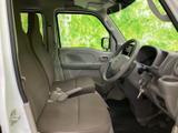 運転席からの眺めは、広く見通しが良いのが特徴。操作性も高く、快適な運転をサポートします。