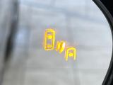 【ブラインドスポットモニター】走行中、ドアミラーの死角になりやすい箇所に後続車が接近するとサイドミラーのレンズに警告を表示!ドライバーに注意喚起をしてくれます。