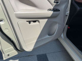 助手席ドアの内側には車検証入れを収納するスペースが♪
