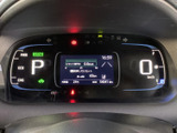 視認性の高いメーターで、運転に必要な情報をしっかり確認できます。燃費や走行距離など、様々な情報を一目で把握できます。