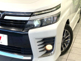 【LEDヘッドライト】悪天候や夜間走行時も良好な視界を確保し安心して運転できる高輝度LEDヘッドライトを装備!点灯速度が早く、消費電力も抑えられています。
