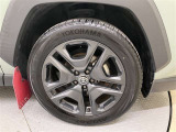 純正のホイールを使用していますので足元周りの見栄えも良く、車体を綺麗に魅せてくれます。タイヤサイズは235/55R19になります。
