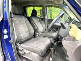 運転席まわりには十分なスペースがあり、大柄な方でもゆったり運転していただける環境です。
