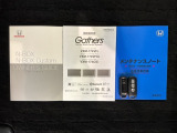 スマートキーは鍵をバッグに入れたままでもドアロックの開閉やエンジンのON・OFFができます。夜間や雨の日も鍵を探さなくて良いので便利です。