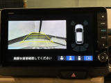 リバースギアに入れるだけで後方の表示へ切り替わります。夜間や雨の日の駐車も楽になりますよ。