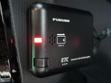 【ETC】有料道路を利用する際に料金所で停止することなく通過できる、ETC車載器(ノンストップ自動料金収受システム機器)が装備されています。セットアップを行うことで利用可能になります。