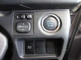 ワンタッチでシステムが始動します。ミラーは電動格納式で狭い駐車場でも安心です。