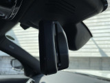 【ルームミラー一体型ETC】BMWといえばルームミラー一体型のETC。ドライバーから差し込めるかたちになっておりますので、差し忘れの際も慌てずにご利用いただけます。