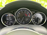 視認性の高いメーター類が、運転に必要な情報を的確に伝えます。走行状況を素早く把握でき、安全運転をサポートします。詳細な情報表示も魅力です。